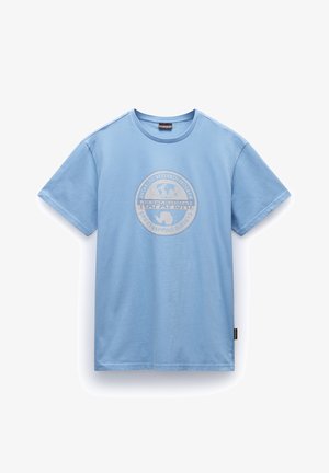 Camiseta de algodón azul claro con mangas cortas, un escote redondo y un gráfico de logo redondo en la parte delantera que presenta elementos geográficos.