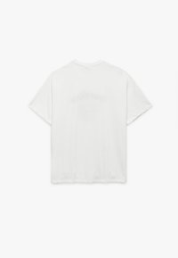 Witte katoenen T-shirt met een ronde hals, korte mouwen en een vervaagd tekstontwerp op de rug. Zachte textuur, comfortabele pasvorm en verstevigde stiksels.