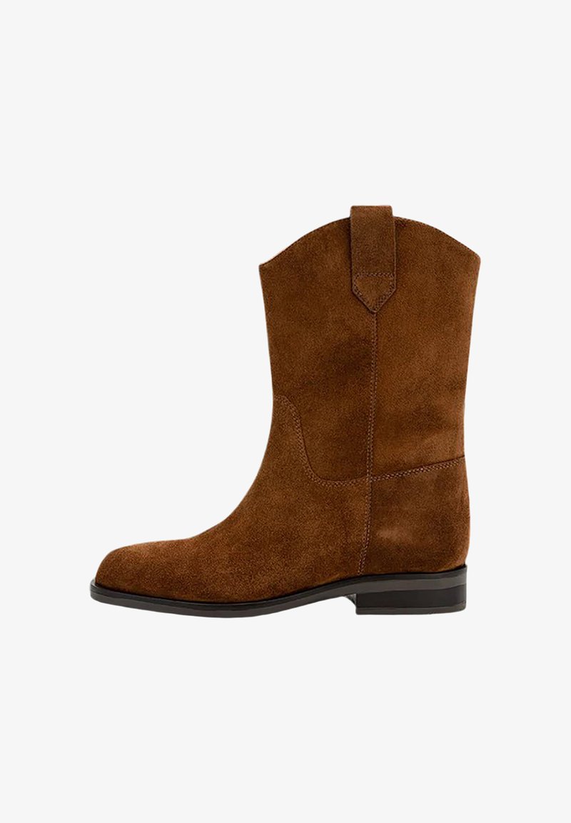 Stivale da cowboy in suede marrone con punta arrotondata, dettagli in cucitura verticale, linguetta al colletto e tacco basso e piatto.