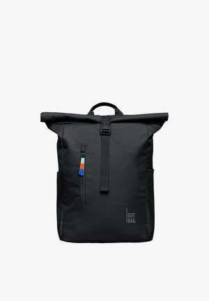 Zwarte roll-top rugzak met voorritszak, verticale gesp aan riem, zijvakken en "GOT BAG" logo in de rechterbenedenhoek.