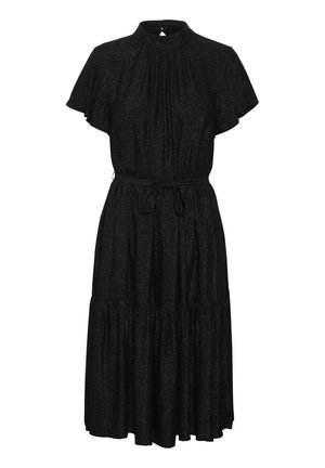 Juodas midi suknelė su aukštu kaklu, trumpomis platėjančiomis rankovėmis, rišamu diržu ir susikaupusiais sluoksniais. Medžiaga turi švelnų blizgesio efektą.