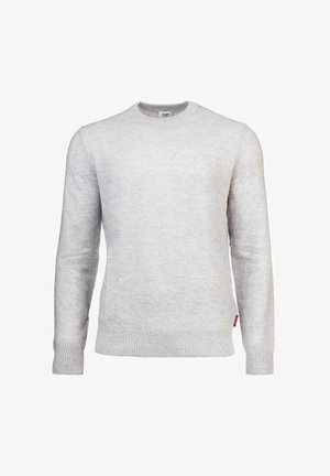 Jasnoszary sweter z długim rękawem, wykonany na drutach, z prążkowanymi mankietami, dołem i dekoltem, z małym czerwonym znaczkiem na lewej bocznej szwie.