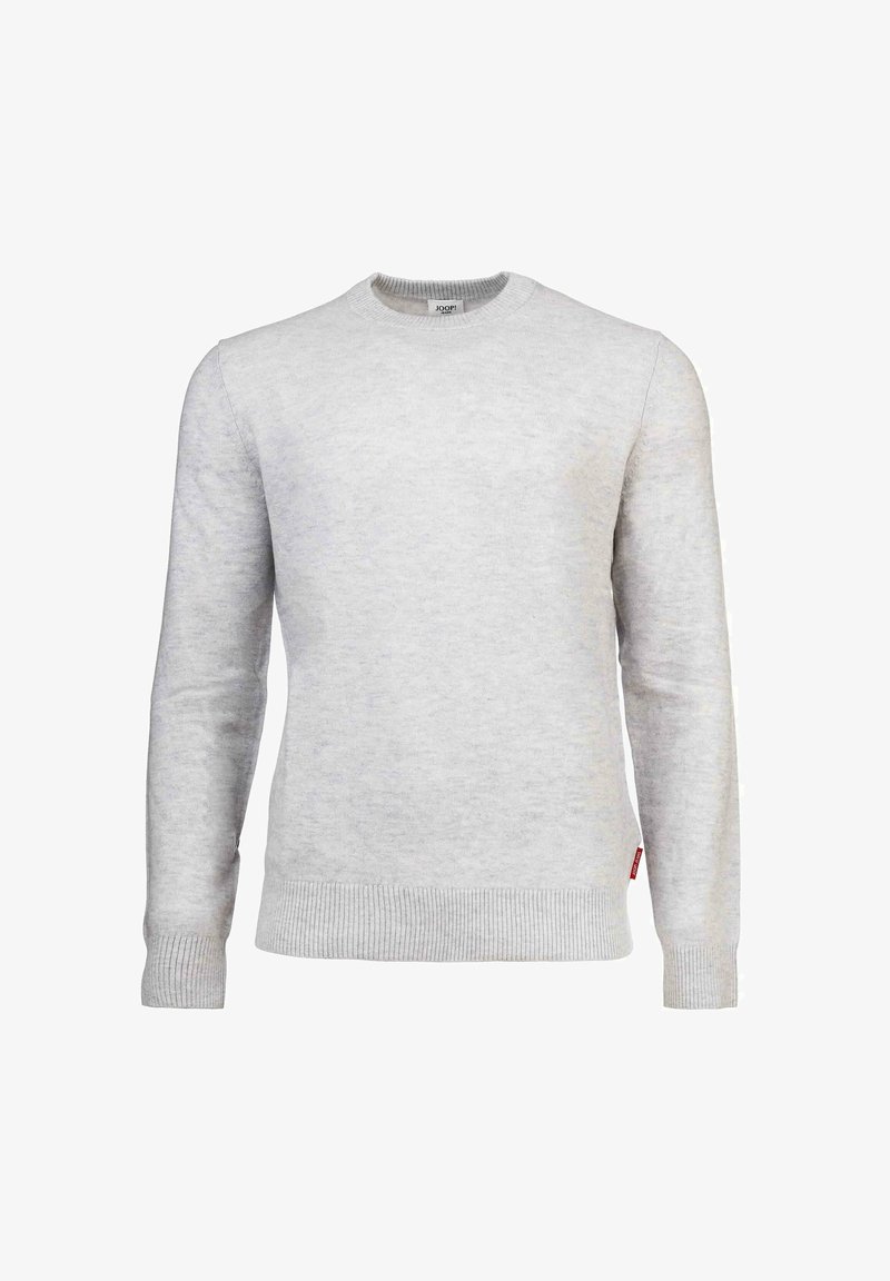 Maglione a maniche lunghe grigio chiaro in maglia, con polsini, orlo e scollatura a coste, caratterizzato da un piccolo etichetta rossa sul lato sinistro.