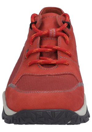 Roter Sportschuh mit einem Obermaterial aus Mesh und Wildleder, ausgestattet mit einer schwarzen Gummisohle, kontrastierenden orangefarbenen Schnürsenkeln und grauen Nähdetails.