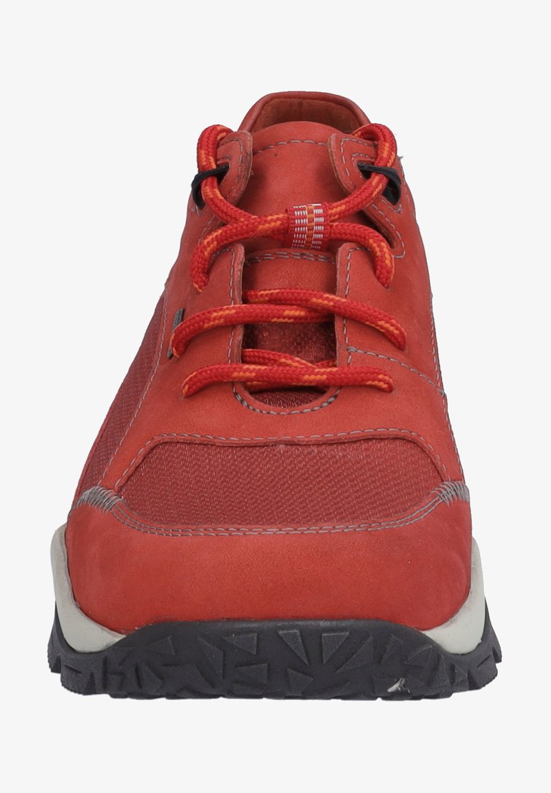 Scarpa sportiva rossa con esterno in rete e camoscio, dotata di suola in gomma nera, lacci arancioni a contrasto e dettagli in cucitura grigia.