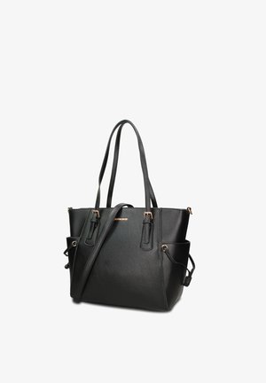 Zwarte leren tote bag met dubbele bovenhandvatten, verstelbare schouderriem, zijvakken en goudkleurige gespen en logodetails.