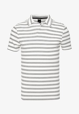 Weißes kurzärmeliges Poloshirt mit dünnen schwarzen horizontalen Streifen und klassischem Kragen, vor einem einfarbigen weißen Hintergrund dargestellt.