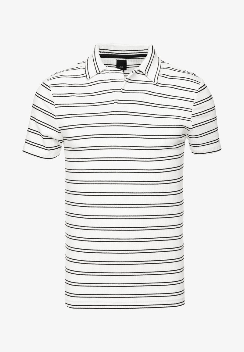 Polo blanc à manches courtes avec fines rayures horizontales noires et col classique, présenté sur un fond blanc uni.