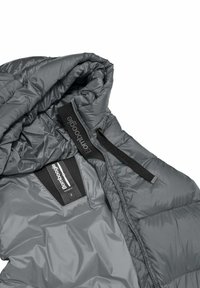 Grijze pufferjack met een gequilt ontwerp, voorzien van een capuchon, zwarte accenten en een rits. Het interieur heeft een netvoering en labeldetails.