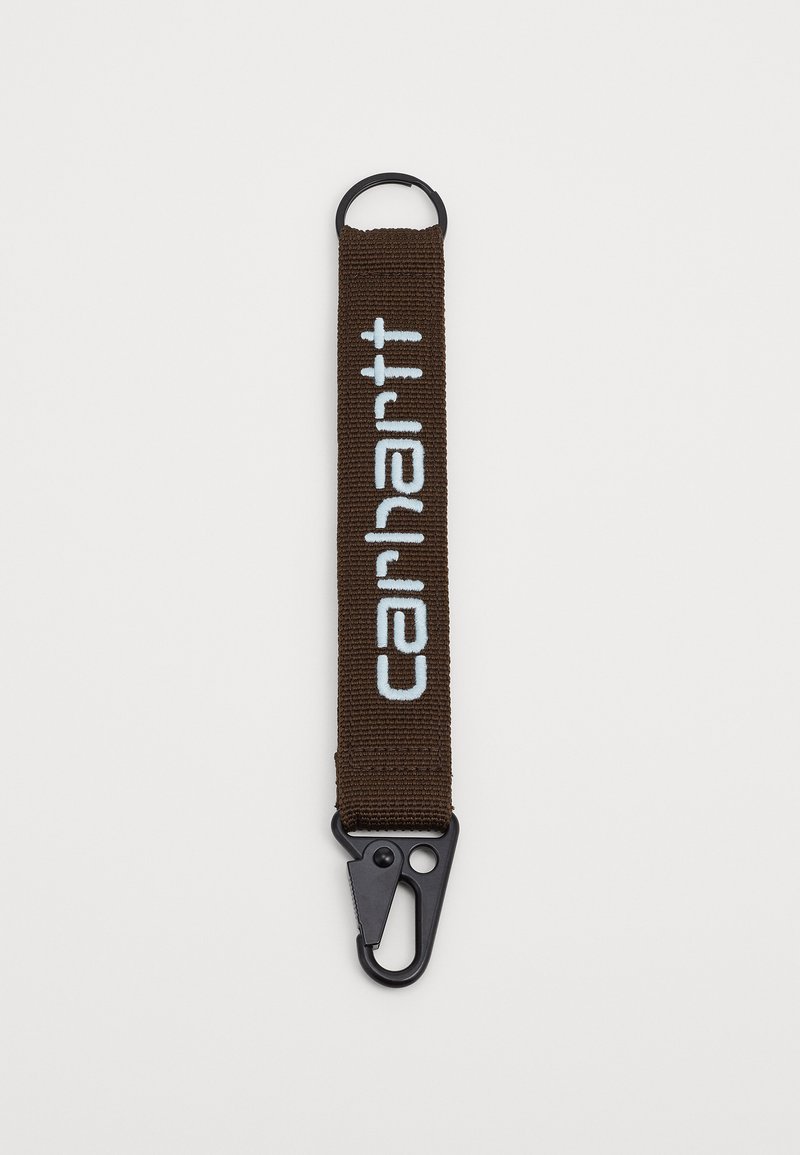 Sangle en tissu tissé marron avec un clip et un anneau noir, comportant le texte blanc "carhartt" en logo, design solide et durable.