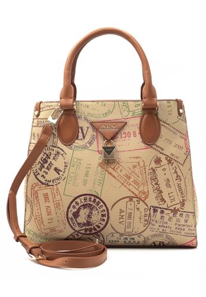 Sac à main beige avec poignées et bandoulière marron, décoré de motifs colorés de tampons de passeports internationaux et d'une petite serrure avant avec la marque ALV.