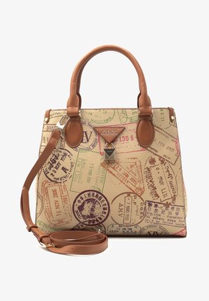 Sac à main beige avec poignées et bandoulière marron, décoré de motifs colorés de tampons de passeports internationaux et d'une petite serrure avant avec la marque ALV.