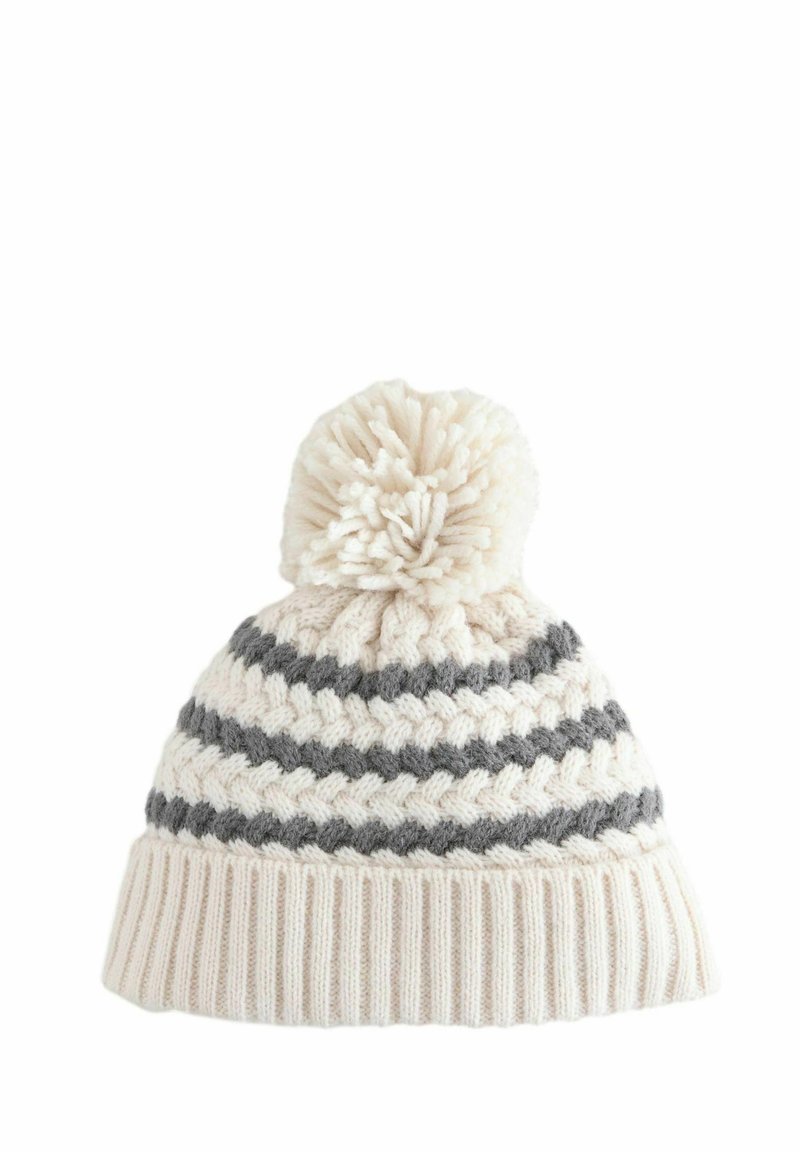 Strikket hat med et mønster i creme og grå striber, med en tekstureret krop og en pom-pom på toppen. Ribbet kant for en tætsiddende pasform.
