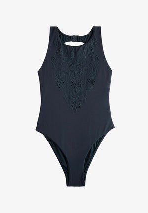 Granatowy jednoczęściowy kostium kąpielowy z kwiatowym wzorem wycięć na przodzie. Posiada wysoki dekolt i zapięcie na klamrę z tyłu.