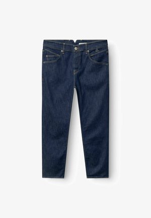 Sötétkék farmernadrág klasszikus öt zsebes kialakítással, vörösréz varrással és egyenes szárú szabással. Elöl gombos záródással rendelkezik.