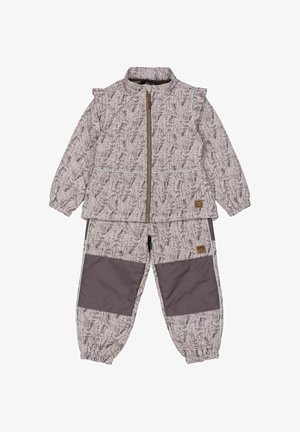 Zweiteiliges Kinderoutfit mit einer hellrosa Jacke mit Blumenmuster und Rüschendetails sowie grauen Hosen mit elastischen Bündchen und Taschen.