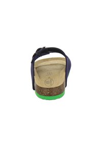 Rückansicht einer Sandale mit einem dunkelblauen Obermaterial, Korksohle und leuchtend grünem Gummiaußensohle. Verfügt über einen einfachen Riemen und ein Schnallendetail.