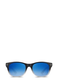 Occhiali da sole con montatura nera, lenti azzurro sfumate, lenti quadrate e due punti argentati su ciascun tempio.