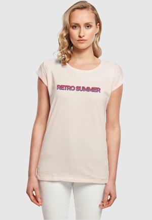Lyserød bomulds T-shirt med teksten "RETRO SUMMER" i fede, mult farvede bogstaver. Korte ærmer og afslappet pasform. Blød tekstur.