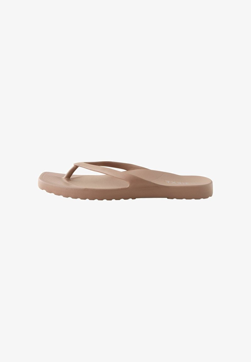 Tongs en caoutchouc marron clair avec semelle texturée et fines lanières, vues de côté sur un fond blanc.