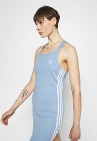 adidas Originals RACER DRESS - Vestido de malha - ambient sky