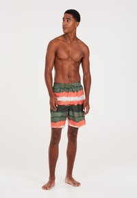 Groene en oranje tie-dye zwembroek met elastische tailleband, voorzien van horizontale strepen en een trekkoordsluiting.