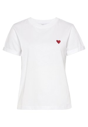 T-shirt blanc à manches courtes avec poignets roulés et un petit cœur rouge brodé sur la poitrine gauche.