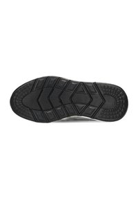 Semelle de sneaker en caoutchouc noir avec des motifs de bande de roulement distincts, y compris des formes géométriques et une surface texturée pour l'adhérence et la traction.