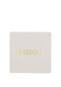 En fyrkantig, mjuk rosa låda med en slät yta. Ordet "amor" är präglat i guld på framsidan, vilket framhäver färgkontrasten.