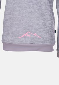 Felpa grigia melangiata con orlo a coste. Presenta un logo di montagna rosa vicino al fondo, con un'etichetta blu e gialla sul lato.