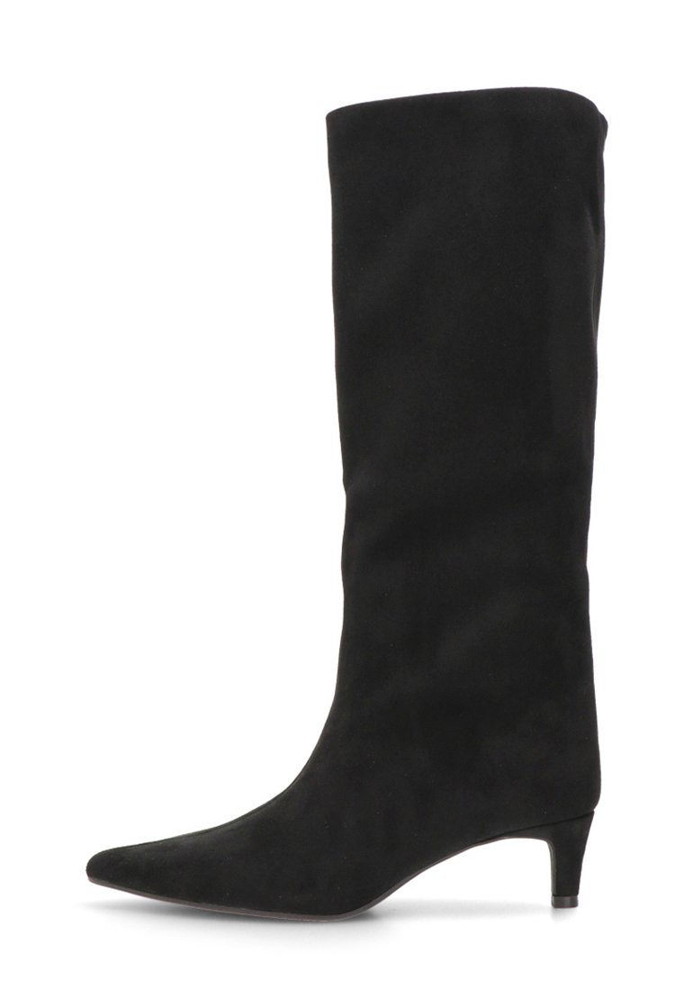 Bota de ante negra hasta la rodilla con punta afilada y tacón cónico de 5 centímetros. Textura suave, caña ajustada y detalles de hardware mínimos.