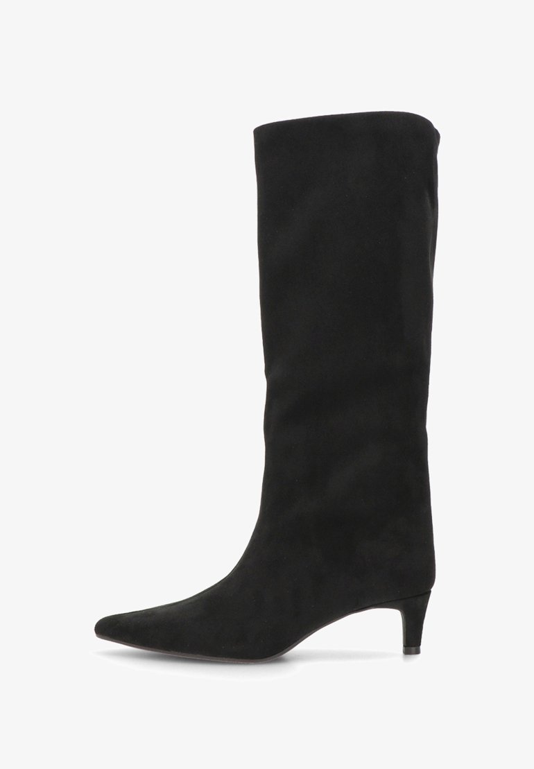 Bota de ante negra hasta la rodilla con punta afilada y tacón cónico de 5 centímetros. Textura suave, caña ajustada y detalles de hardware mínimos.
