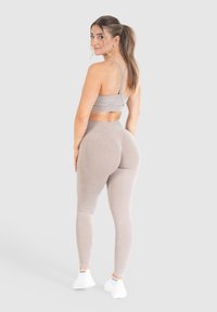 Smilodox BATIK PUSH SCRUNCH  HIGH WAIST SPORT FITNESS - Leggings - hellbraun