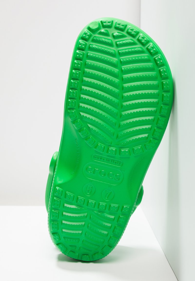 necesidad Problema Aviación Crocs CLASSIC UNISEX - Zuecos - grass green/verde - Zalando.es