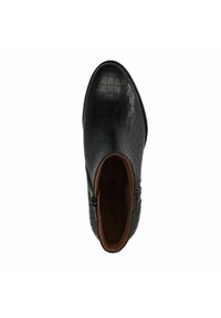 Stivaletto nero alla caviglia con motivo texturizzato a coccodrillo, punta arrotondata, dettaglio con cerniera laterale e foderatura interna marrone. Finitura liscia in tutto.