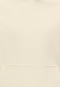 Sweat à capuche beige avec un tissu doux et texturé. Comprend une poche kangourou à l'avant et des coutures discrètes le long de l'ourlet, offrant un design minimaliste.