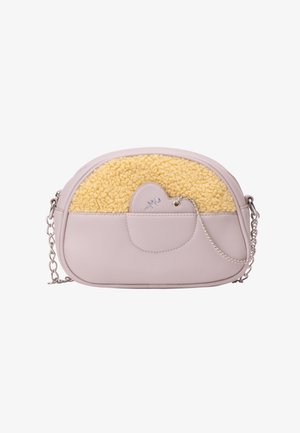 Kleine ovale hellgraue Tasche mit gelbem strukturiertem Frontpanel, herzförmigem Lederanhänger und silberner Kettenriemen.