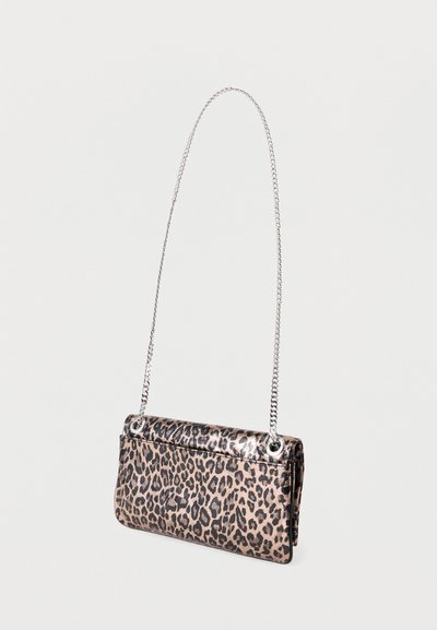 Τσάντα χιαστί με λεοπάρ σχέδιο και μεταλλική υφή, με ασημένιο αλυσίδα ιμάντα και συμπαγή ορθογώνιο σχεδιασμό. Λεπτομέρεια με υφή στην επιφάνεια.