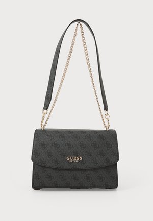 Geantă neagră cu clapetă pliată, model embosat, accesorii aurii și curea din lanț pentru purtare pe umăr sau crossbody.
