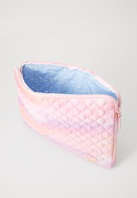 Quiltet laptop sleeve i pastelpink gradient. Lynlås lukning, blå sky-mønster foret, og et logo mærke på siden. Blødt materiale.