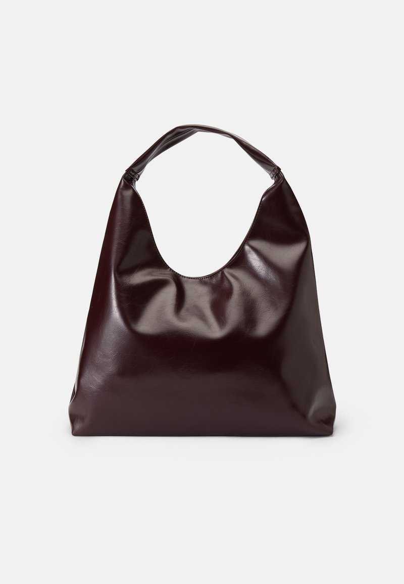 Bordowa skórzana torebka hobo o gładkim wykończeniu, zaokrąglonym uchwycie na górze i przestronnym, luźnym korpusie. Minimalistyczny design bez widocznych elementów metalowych.