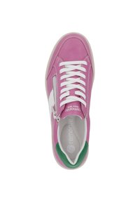 Rosa Ledersneaker mit weißen Schnürsenkeln, seitlichem Reißverschluss und grünen Akzenten an der Ferse. Abgerundete Zehenpartie und gepolsterter Kragen für hohen Komfort.