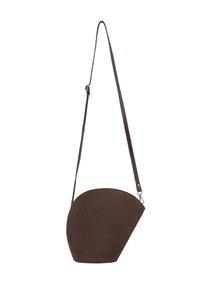 Borsa a tracolla in suede marrone con una forma geometrica unica, dotata di una lunga tracolla in pelle regolabile e dettagli di design minimalisti.