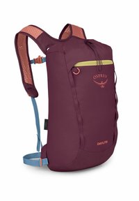 Zaino Osprey Daylite, tessuto bordeaux con cerniera gialla, spallacci in rete e dettagli blu; presenta una tasca frontale e una chiusura a cordoncino.