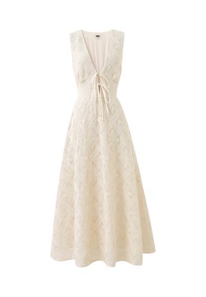 Robe midi beige en dentelle sans manches avec un profond décolleté en V et un détail noué à l'avant, cintrée à la taille et évasée en jupe trapèze.