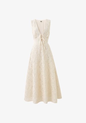 Robe midi beige en dentelle sans manches avec un profond décolleté en V et un détail noué à l'avant, cintrée à la taille et évasée en jupe trapèze.