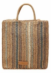 Pleciona torba ze słomy o kwadratowym kształcie, z beżowymi, brązowymi i zielonymi paskami. Posiada dwa plecione uchwyty oraz mały brązowy element ozdobny.