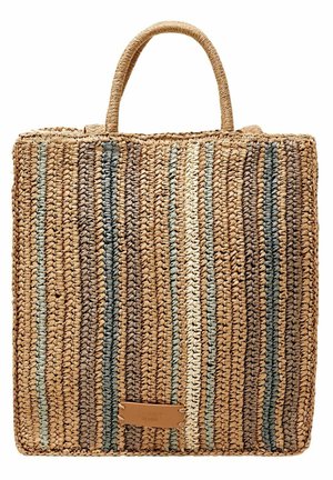 Pleciona torba ze słomy o kwadratowym kształcie, z beżowymi, brązowymi i zielonymi paskami. Posiada dwa plecione uchwyty oraz mały brązowy element ozdobny.