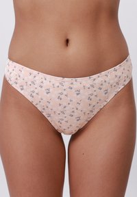 Bikiny s nízkym pásom v jemnej broskyňovej farbe s kvetinovým vzorom, hladkou textúrou a jemnými modrými kvetinovými akcentmi po celom povrchu.