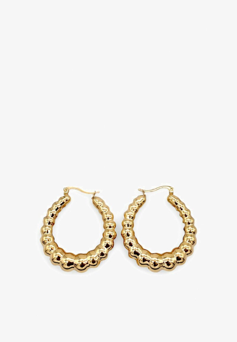 Orecchini a cerchio in oro con un design testurizzato che presenta segmenti alternati lisci e arrotondati. Chiusura a scorrimento e finitura lucida.